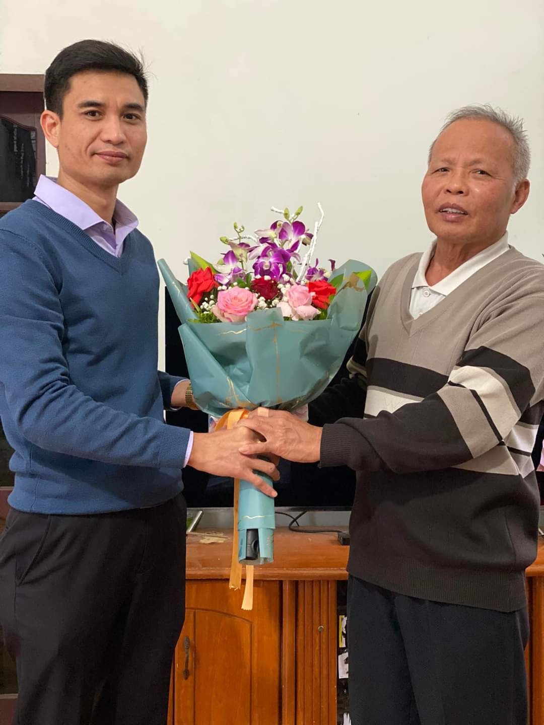 Trường THCS Thắng Lợi chúc mừng nhà giáo Nguyễn Xuân Ánh- Nguyên HT