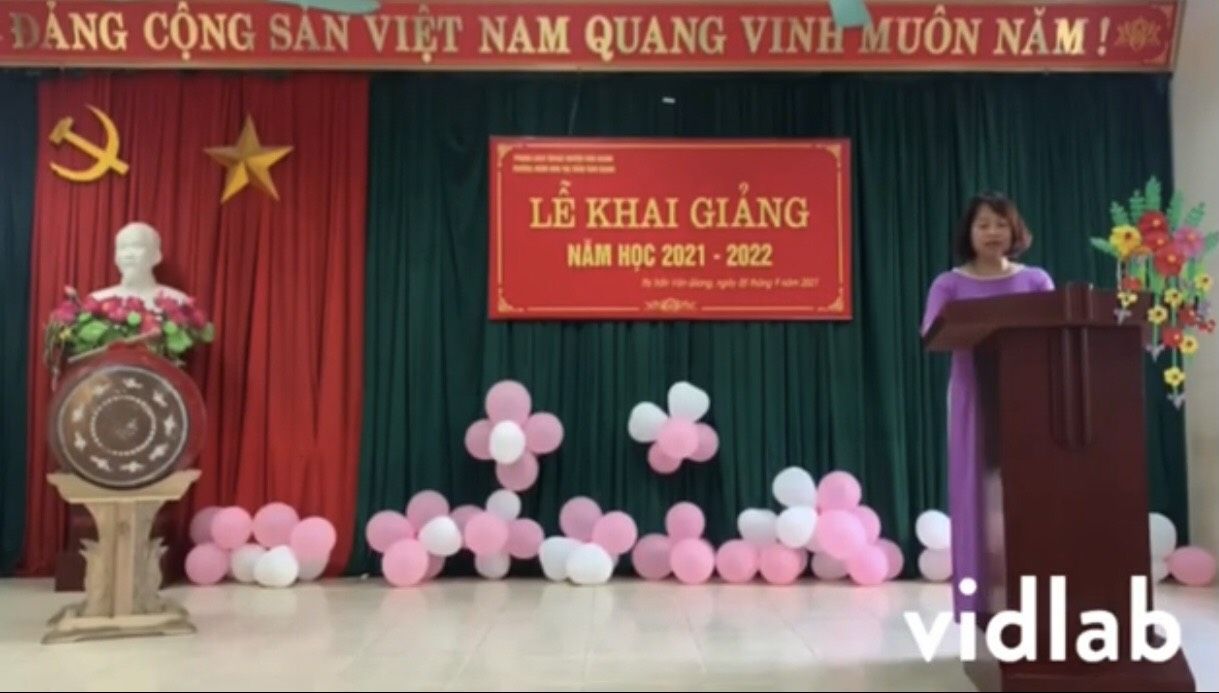 cô Dương Thị Huệ- phó hiệu trưởng nhà trường đọc thư Chủ tịch nước.